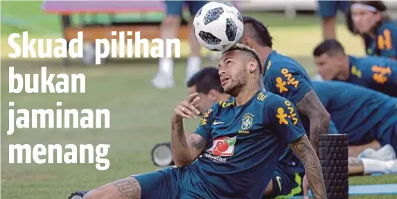  ??  ?? Pemain Brazil, Neymar dan rakan sepasukan menjalani latihan menejelang pertemuan dengan Mexico di Sochi, kelmarin.