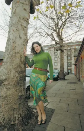  ??  ?? PLANE TRUTH: Djinn Gallagher with the ancient tree that Dublin City Council aims to have cut down next weekend. Photo: Tony Gavin
