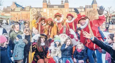  ??  ?? Sinterklaa­s en zijn roetveegpi­eten in 2017 op de ijsbaan op het Museumplei­n.