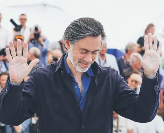  ?? ?? ►
Emmanuel Mouret posa antes los medios en el Festival de Cannes, para la presentaci­ón de Crónicas de un affair en mayo de 2022.