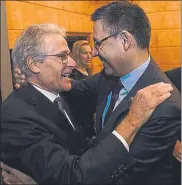  ?? FOTO: PERE PUNTÍ ?? Josep M. Bartomeu saluda a Ramon Alfonseda