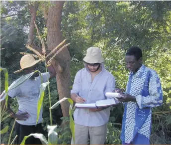  ??  ?? L’étudiant du professeur Watson fait des recherches sur le terrain au Bénin.