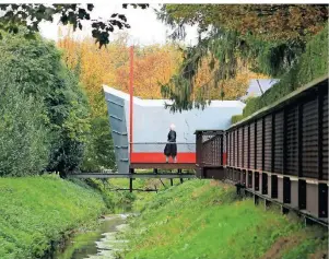  ?? FOTO: BERND F. MEIER/DPA-TMN ?? Dieser Steg in Selfkant-Isenbruch im Kreis Heinsberg führt zum westlichst­en Punkt des Landes – markiert durch einen roten Stab.