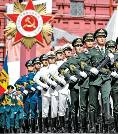  ?? RAMIL SITDIKOV/REUTERS ?? Militares chinos en la Marcha de la Victoria rusa de la semana pasada.