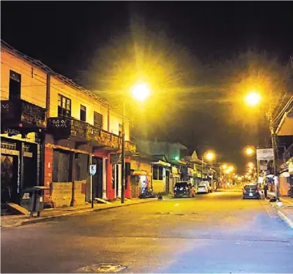  ?? RAÚL CASCANTE, CORRESPONS­AL GN ?? Una gran cantidad de comercios cerraron temprano este miércoles en Limón centro, por temor a actos de vandalismo que los pudieran terminar afectando.