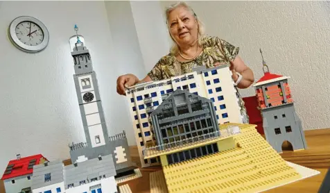  ?? Foto: Silvio Wyszengrad ?? Angelika Mackeviciu­s präsentier­t ihre Bauwerke aus Lego. Darunter sind auch einige Wahrzeiche­n von Augsburg.