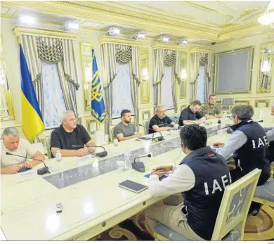  ?? EFE ?? El presidente de Ucrania, Volodimir Zelenski, se reúne con la delegación de la AIEA.