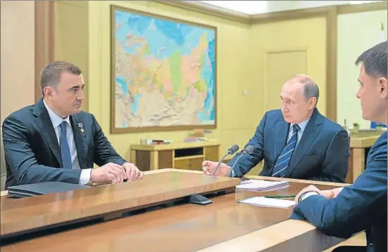  ?? ALEXEI DRUZHININ/SPOOTNIK/KREMLI / EFE ?? El presidente ruso, Vladímir Putin, con Alexéi Diumin (izquierda), el pasado día 2 al nombrarlo gobernador de la provincia de Tula