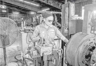  ?? Gary Fountain photos ?? Jasmin Noguer operates machinery at Tejas Tubular. Linda McMahon, the administra­tor of the U.S. Small Business Administra­tion, toured the northeast Houston plant on Wednesday.