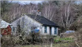  ??  ?? REmoTE: The family farmhouse at Tyngresa, near Curraghgor­m, Co. Cork