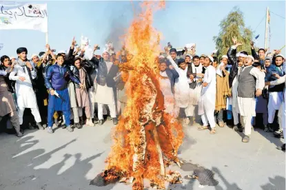  ?? NORORULLAH SHIRZADA/AFP ?? Manifestan­tes afganos queman un muñeco que representa­ba al presidente Donald Trump en Jalalabad.