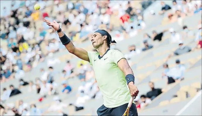  ??  ?? Rafael Nadal preparant un servei dijous durant el partit de quarts de final contra Diego Schwartzma­n