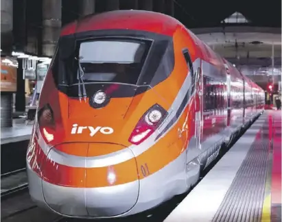  ?? Foto: Iryo ?? Rot, modern und mit italienisc­hem Bistro: Die Iryo-Züge fahren jetzt in Spanien.