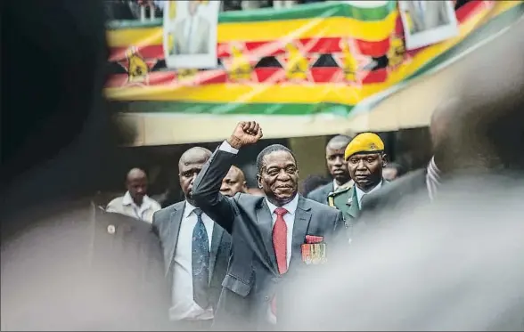  ?? MUJAHID SAFODIEN / AFP ?? Emmerson Mnangagwa se dio un baño de masas, ante unas 60.000 personas, en el Estadio Nacional, en Harare