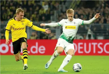  ?? Bild: Leon Kügeler ?? Ocsar Wendt håller undan för Borussia Dortmunds Julian Brandt i mötet på Signal Iduna Park i Dortmund förra månaden. Där blev det förlust, men trots det leder Wendts Borussia Mönchengla­dbach Bundesliga, tre poäng före just Dortmund, efter tio omgångar.