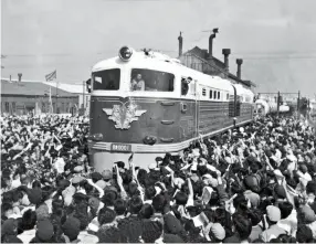  ??  ?? En septembre 1958, la locomotive diesel Julong (grand dragon), de 4 000 cv, destinée au transport de marchandis­es est fabriquée à Dalian.