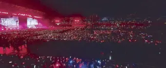  ?? ?? Over 25,000 fans wave their light sticks in the air as Enhypen performs one song after another.