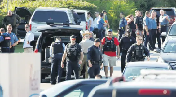  ??  ?? Kada su upali u zgradu, policajci su Ramosa pronašli ispod stola, a nakon uhićenja on je odbio suradnju s njima