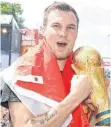  ?? FOTO: DPA ?? Bild aus besseren Tagen: Kevin Großkreutz 2014 mit dem WMPokal.