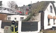  ?? FOTO: FEUERWEHR ?? Sturmtief Eberhard hat die Kaarster Feuerwehr am Sonntag auf Trab gehalten. Hier stürzte ein Baum auf ein Haus.