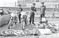  ??  ?? Habibi (centre) showing some of the vehicle parts that were recovered.