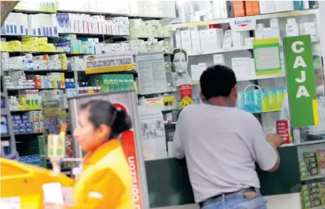  ?? CAROLINA URRA / ARCHIVO ?? Grandes cadenas de farmacias aseguraron que –pese a que el decreto venció– mantendrán sus stocks de fármacos genéricos esenciales.