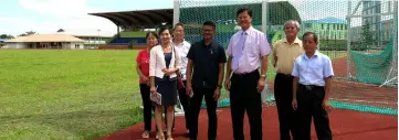  ??  ?? Wong (third right) with Munir (fourth right) and others inspect the upgraded facilities at Sarikei Sports Complex.