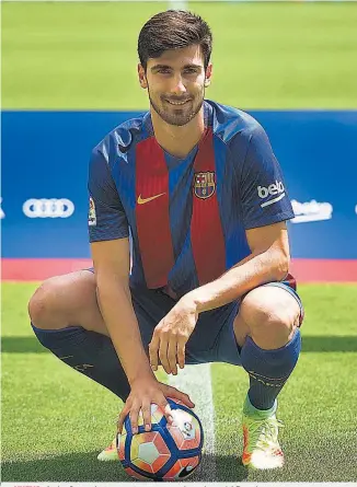  ??  ?? NUEVO. André Gomes lució por primera vez con los colores del Barcelona, ayer.