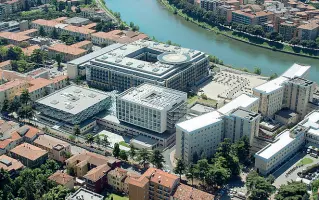  ??  ?? Verona L’ospedale Borgo Trento dove è ricoverato il piccolo