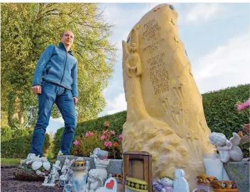  ?? FOTO: OLIVER DIETZE ?? Letzte Ruhe für die Kleinsten: Der evangelisc­he Krankenhau­spfarrer Ulrich Harth besucht die Grabstätte für Föten auf dem Püttlinger Friedhof Engelsfeld. Mütter und Väter haben Porzellan-Figuren, Stofftiere und Kerzen für ihre verstorben­en Kinder...