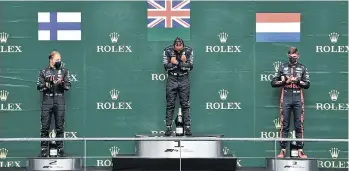  ?? /EFE ?? Durante la premiación del Gran Premio belga, el piloto Lewis Hamilton (centro) recordó al actor Chadwick Boseman, quien murió el sábado.
