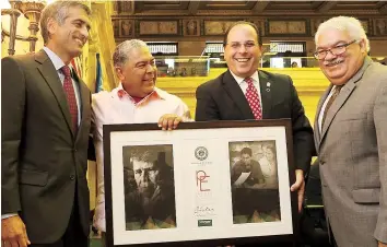  ??  ?? LA SESIÓN ESPECIAL de la Cámara de Representa­ntes contó con la intervenci­ón musical de Danny Rivera. En la foto le acompañan, Luis Alberto Ferré, Jaime Perelló y José Luis Díaz Cotto.