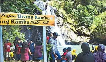  ?? AGUS MUHAIMIN/JAWA POS RADAR TRENGGALEK ?? BERLIBUR: Pengunjung menikmati air terjun hangat saat mendatangi Hutan Banyu Nget. Lokasi ini dinobatkan sebagai wanawisata anyar.