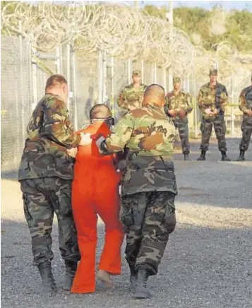  ?? // REUTERS ?? Militares de EE.UU., llevan a un preso a su celda en Guantánamo