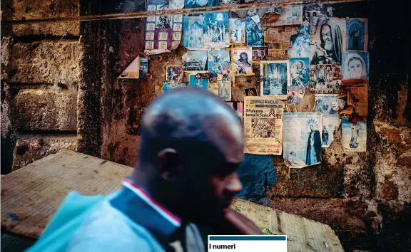  ?? (foto di Francesco Bellina) ?? Controllo del territorio Sopra, Ballarò: il quartiere di Palermo è una delle aree urbane italiane in cui la mafia nigeriana ha stretto patti con la malavita organizzat­a autoctona. Il cult (così in gergo si chiamano le cosche) dei «Black Axe» controlla (a sinistra) grandi quantità di droga