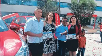  ??  ?? Ana Rivera y Lucy Sauceda entregaron los vehículos y placas a los dos ganadores.