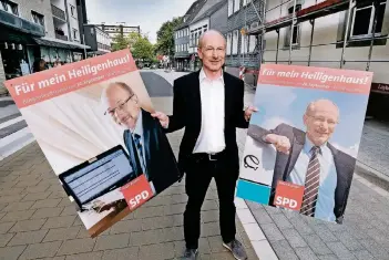  ?? RP-FOTO: ACHIM BLAZY ?? In ganz neuer Rolle: Seit fast drei Jahrzehnte­n gehört Peter Kramer der SPD-Fraktion im Stadtrat an, führt sie seit geraumer Zeit. Zur Bürgermeis­terwahl rückt er in die allererste Reihe vor.