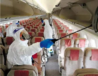  ?? EFE ?? En Corea del Sur desinfecta­n los vuelos internacio­nales contra Ómicron