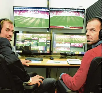  ?? Foto: DFL ?? Die Bundesliga Schiedsric­hter Sascha Stegemann (links) und Marco Fritz (rechts) sammeln Erfahrunge­n für die neue Aufgabe als Videoassis­tent. Sie sitzen im Replay Center in Köln, in dem die Bilder aus den Stadien bewertet werden.