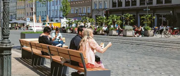  ?? Foto: Michael Hochgemuth ?? Der Verkehrsve­rsuch in der Augsburger Maximilian­straße läuft seit etwa einem Monat. Bei Ladeninhab­ern kommt er unterschie­dlich gut an.