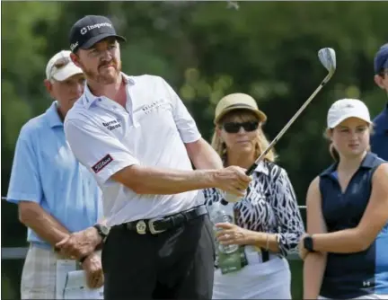  ?? TONY GUTIERREZ — THE ASSOCIATED PRESS ?? Jimmy Walker watches his chip shot to the third green during the first round of the PGA Championsh­ip at Baltusrol Golf Club in Springfiel­d, N.J., Thursday.