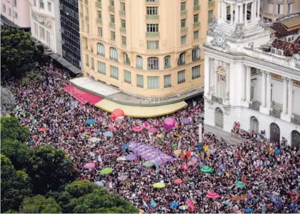  ?? AFP ?? Miles de manifestan­tes tomaron este sábado la plaza Floriano, también conocida como Cinelândia, en Río de Janeiro. La protesta fue contra el candidato presidenci­al Jair Bolsonaro, a quien tildan de misógino.