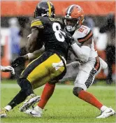  ?? PHIL MASTURZO / BEACON JOURNAL ?? Browns rookie cornerback Denzel Ward (21) compiled six tackles, two intercepti­ons and three passes defensed in last Sunday’s season-opening 21-21 tie with the Steelers.