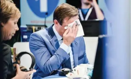  ?? FOTO'S TOM CORNILLE , VRT ?? Bart De Wever droogt zijn tranen. De NVAvoorzit­ter worstelt al lang met het wegvallen van zijn vader. Hij had hem nog willen zeggen dat hij van hem hield, maar wachtte daar te lang mee.