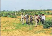  ?? BIJAY/HT PHOTO ?? Senior police officials inspect a land in eastern Tundi block for setting up a police station in Dhanbad.