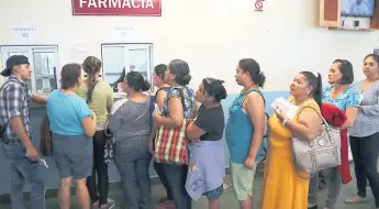  ?? FOTO: A. RODRÍGUEZ ?? ESPERA. Pacientes fueron atendidos por los empleados por contrato del hospital.