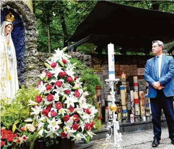  ?? Foto: Bernhard Weizenegge­r ?? Der Protestant und die Muttergott­es. Nach einer kurzen Visite am Marienwall­fahrtsort Maria Vesperbild traf das Kabinett in Urs berg wegweisend­e Beschlüsse, die das Leben von Menschen mit Behinderun­g verbessern sollen.