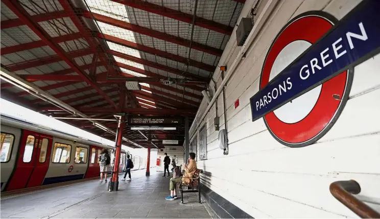  ?? — Reuters ?? Back in operation: Commuters waiting for their train at the Parsons Green station a day after a bomb went off on a rush-hour train there.