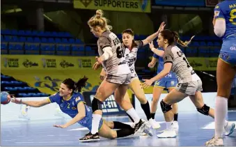  ?? (Photo Sophie Louvet) ?? Le  mars dernier, les Varoises et les Bourguigno­nnes s’étaient rendues coup pour coup. Menées de dix buts, les Rebelles avaient finalement échoué à une unité de leur adversaire.