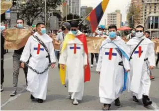  ?? EFE ?? Manifestan­tes vestidos de religiosos en Bogotá